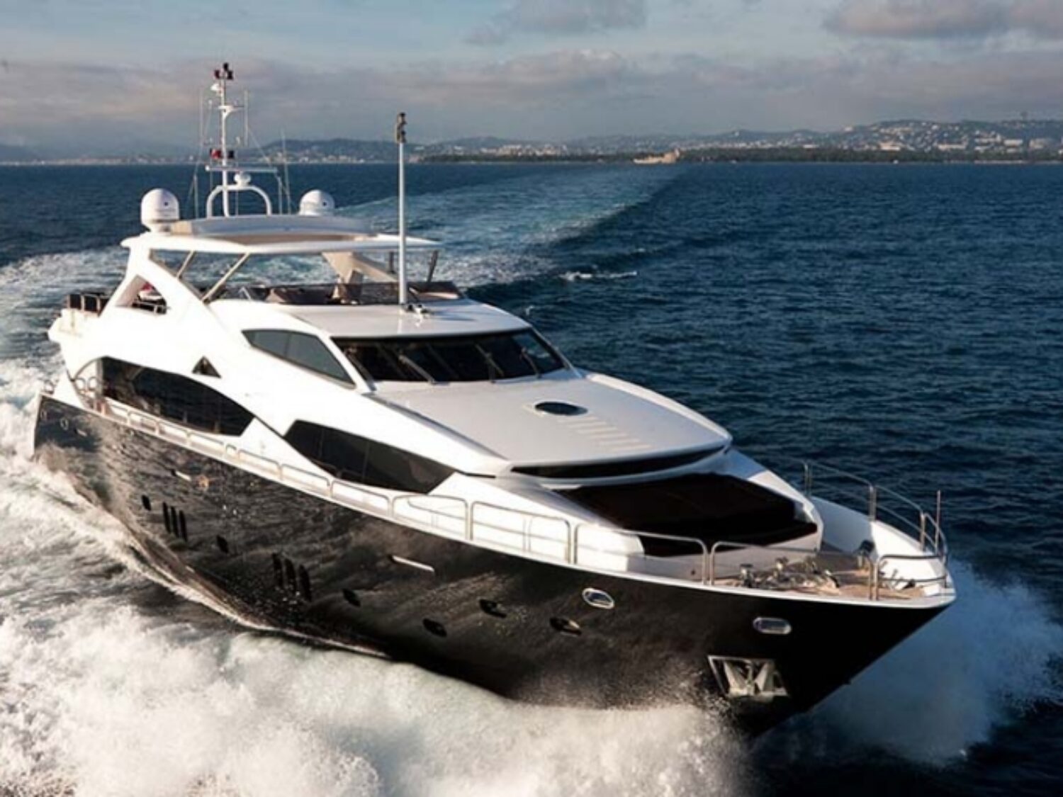 Black-and-White_yacht_by_Yachting-Concept__0000_01-1024x512