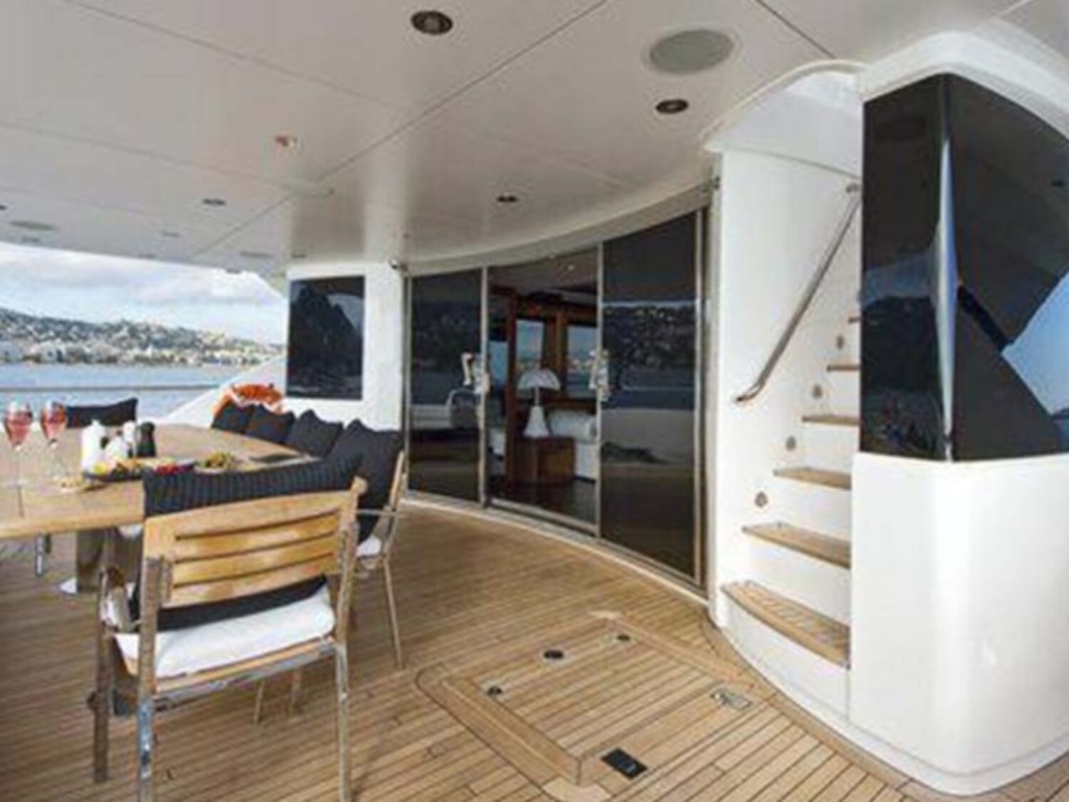 Black-and-White_yacht_by_Yachting-Concept__0002_03-1024x512