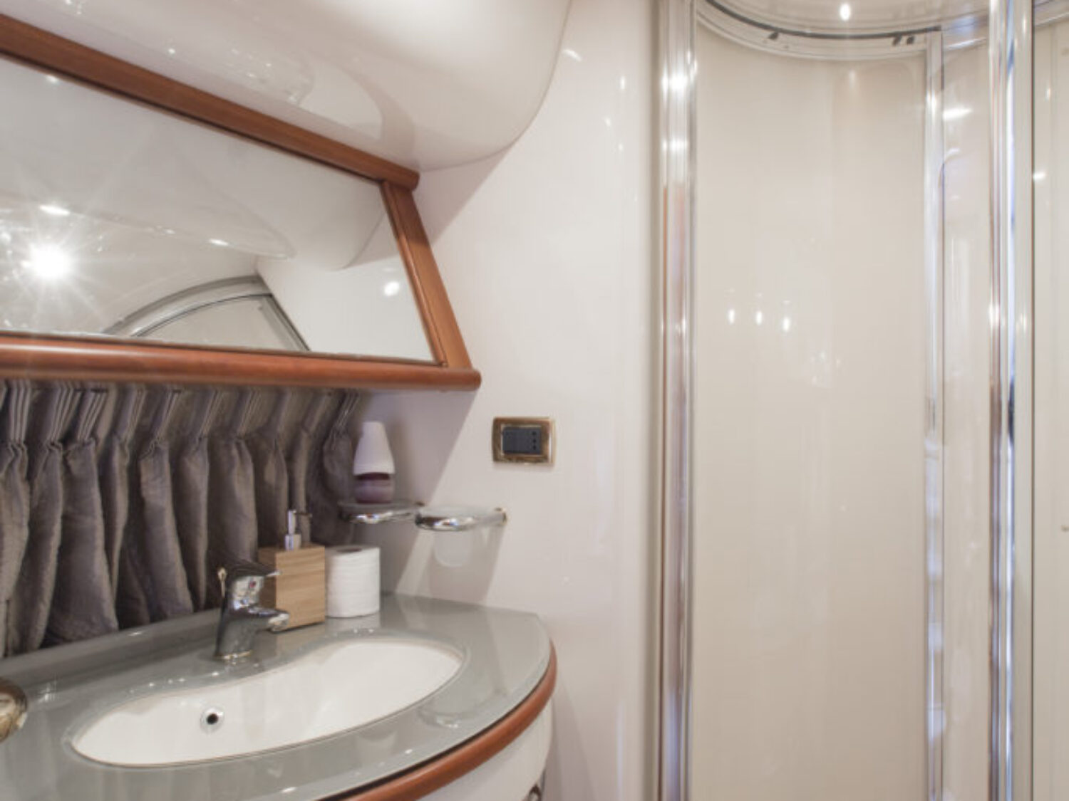 Freedom 2 yacht charter 11
