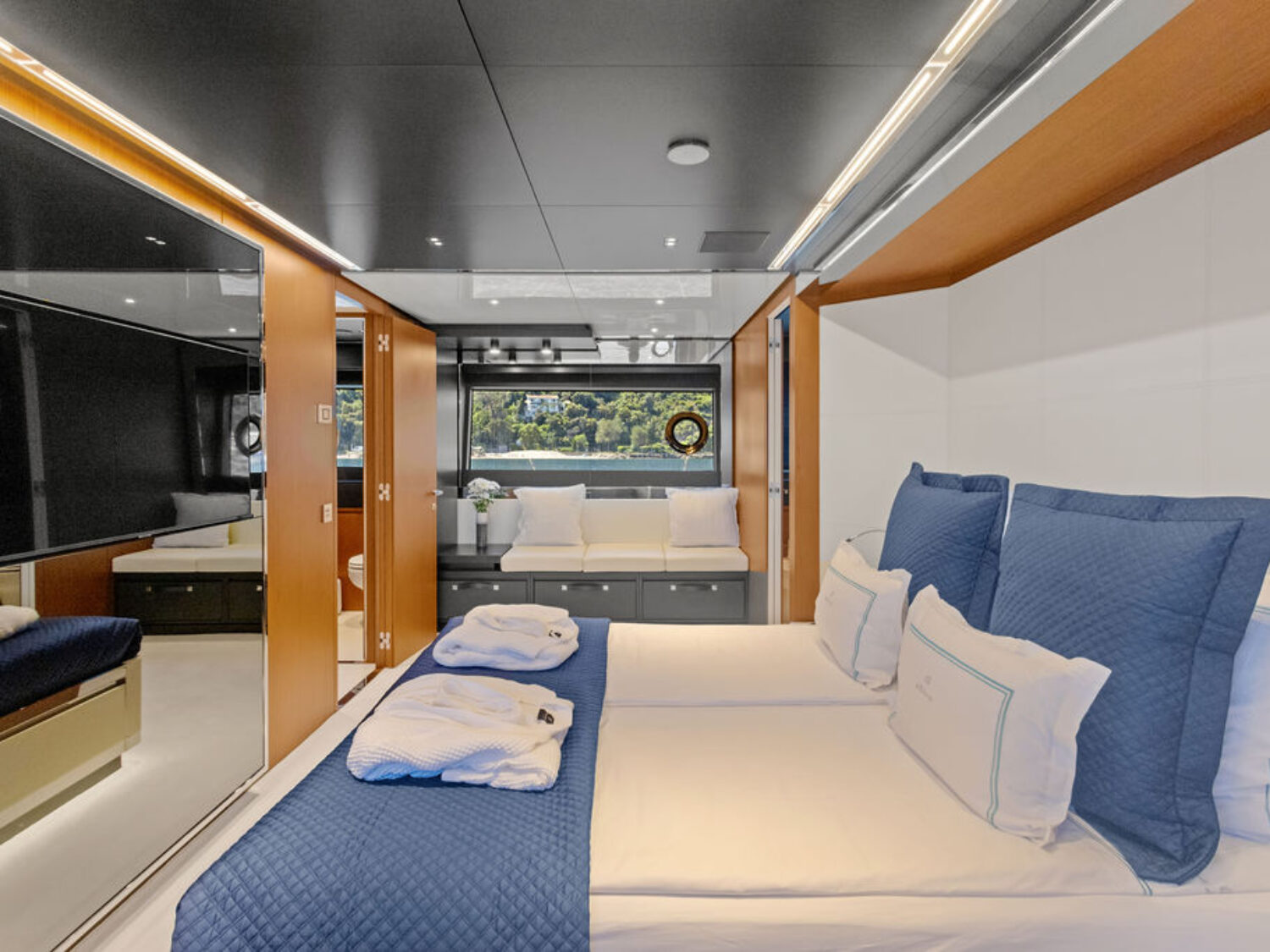 G yacht charter 19