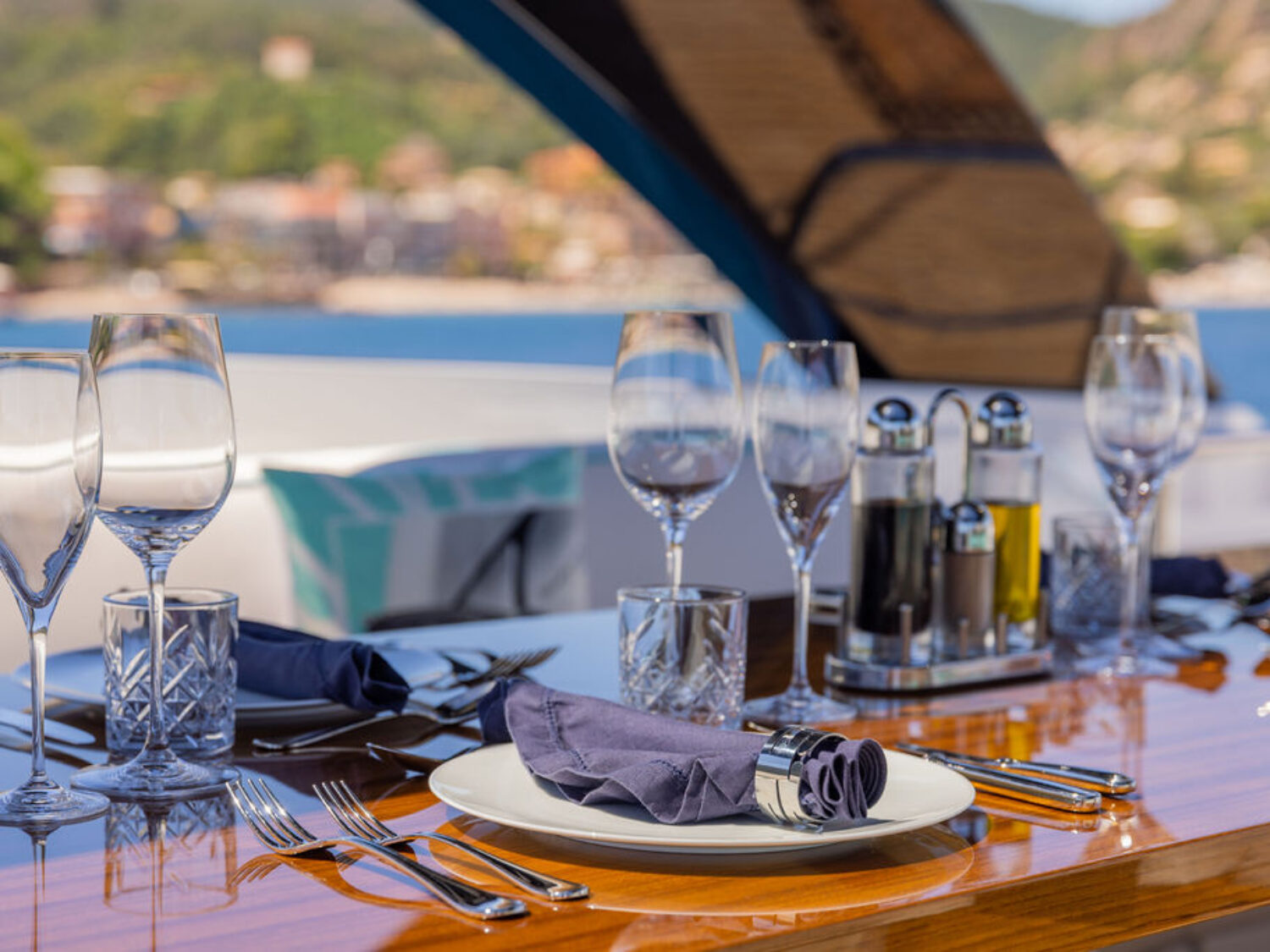 G yacht charter 28