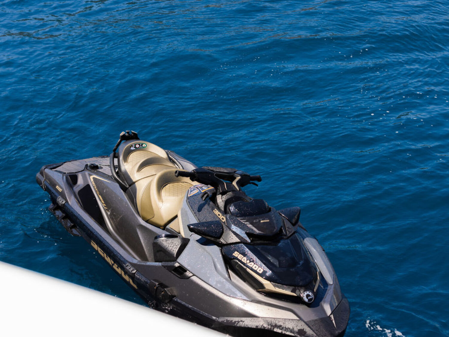 G yacht charter 33