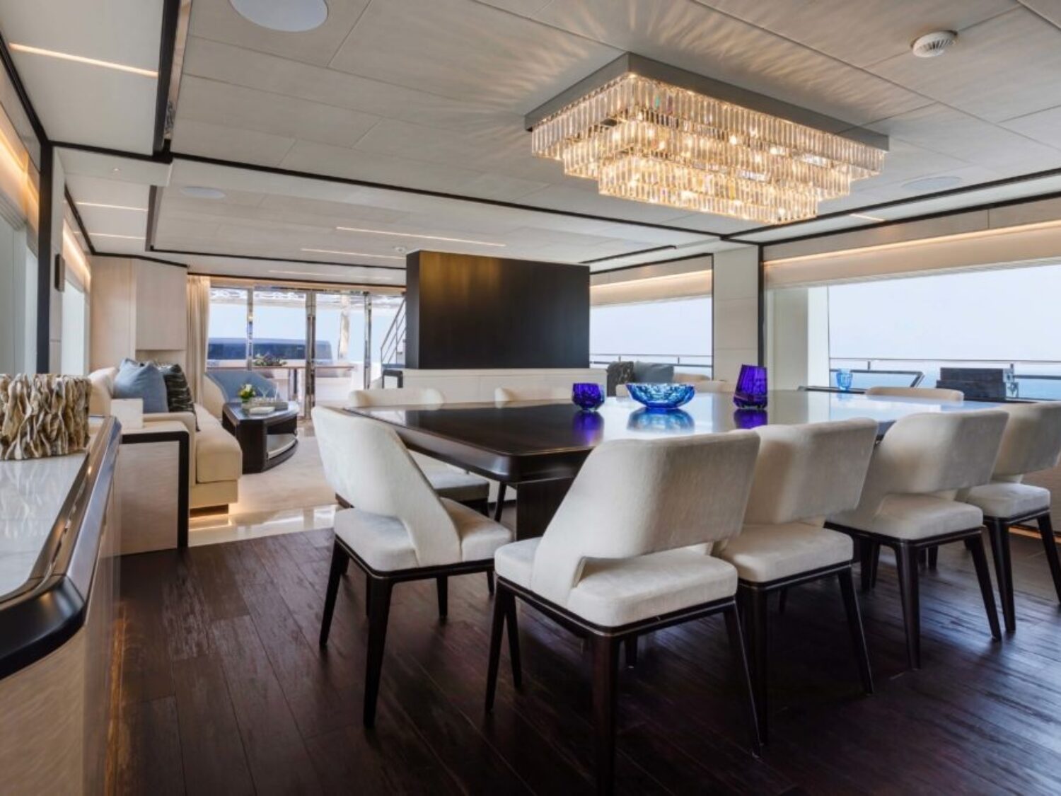 MY-ROCKET-ONE-Majesty-120-Dining-area-1024x683