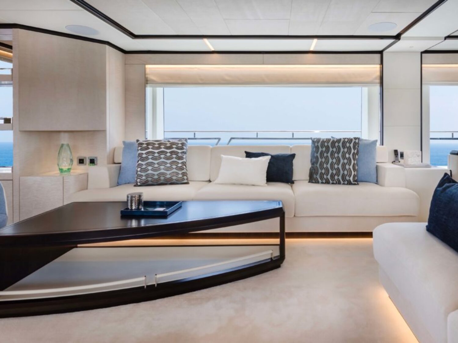 MY-ROCKET-ONE-Majesty-120-Main-salon-details-1024x683