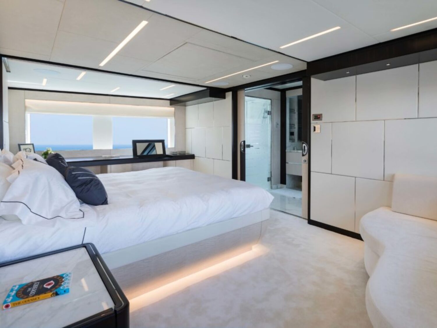 MY-ROCKET-ONE-Majesty-120-Master-cabin-1024x683