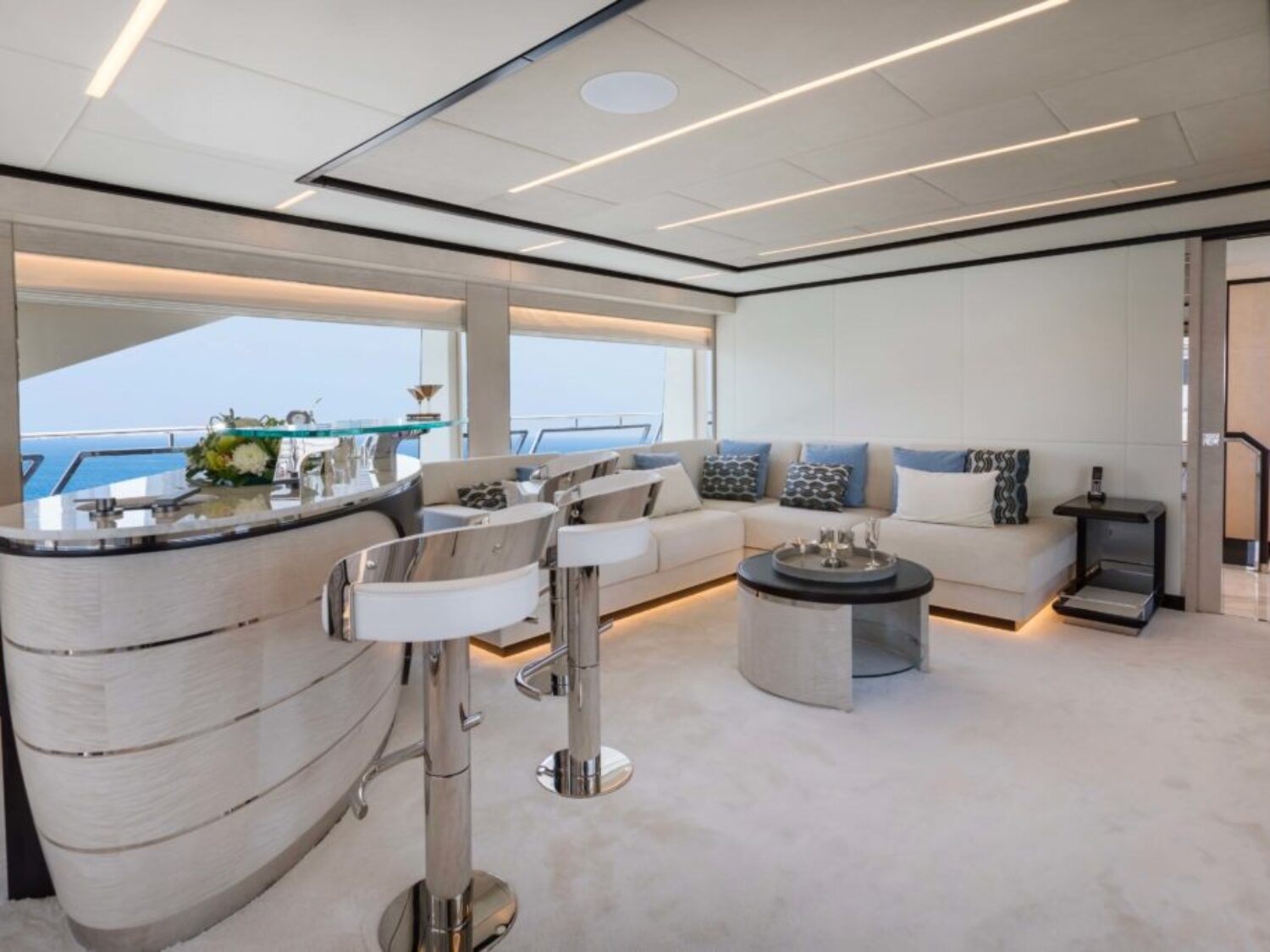 MY-ROCKET-ONE-Majesty-120-Upper-deck-lounge-1024x683