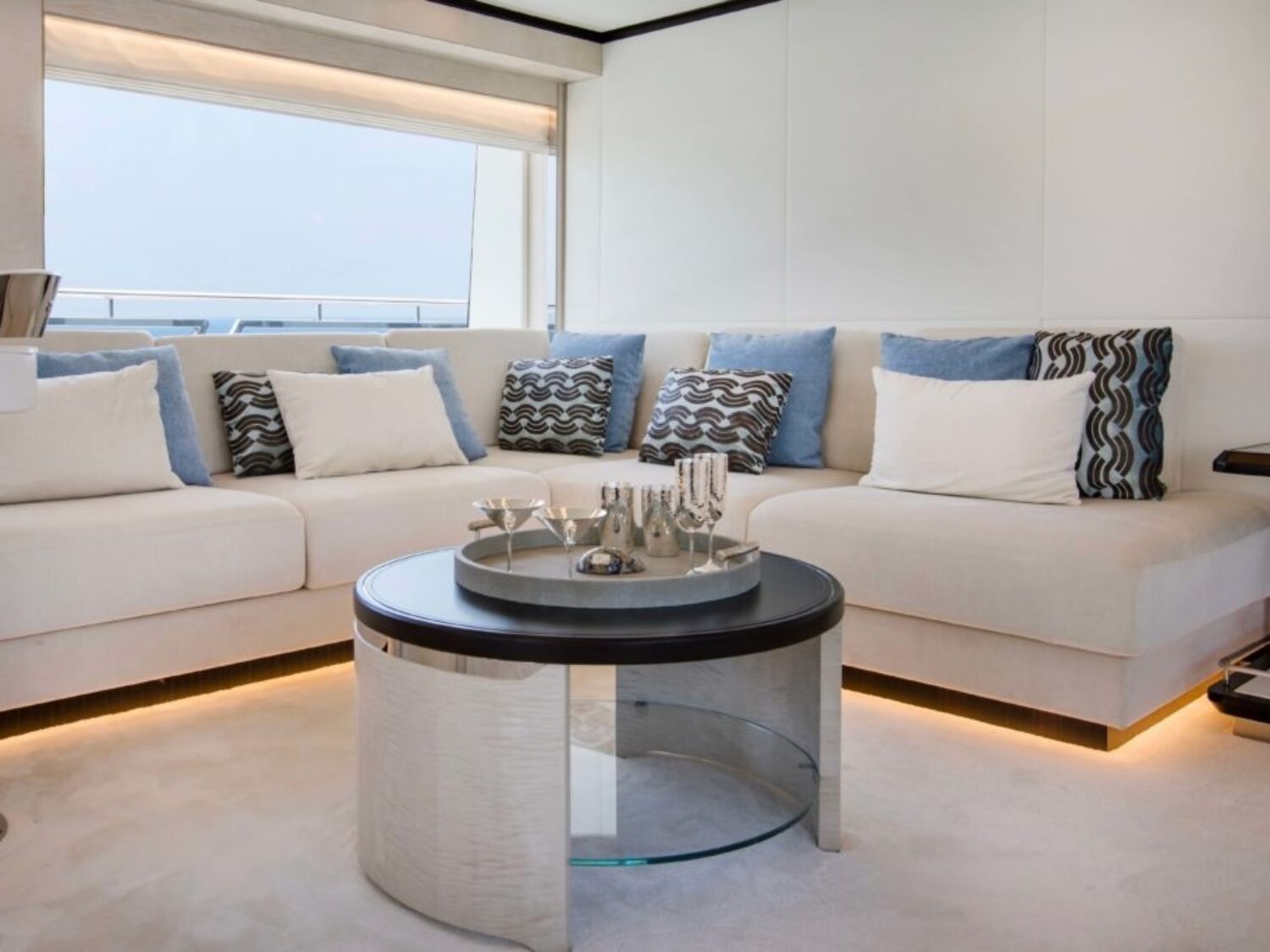 MY-ROCKET-ONE-Majesty-120-Upper-deck-lounge-details-1024x683