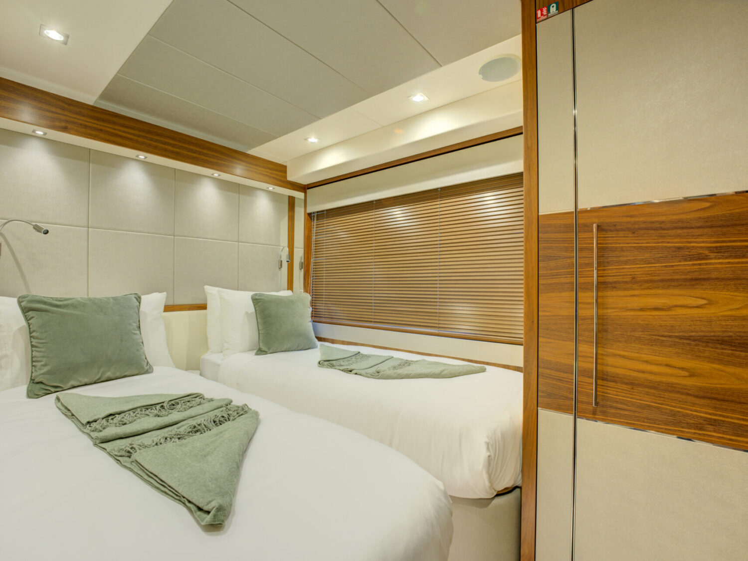 Mikel Angelo yacht charter 27