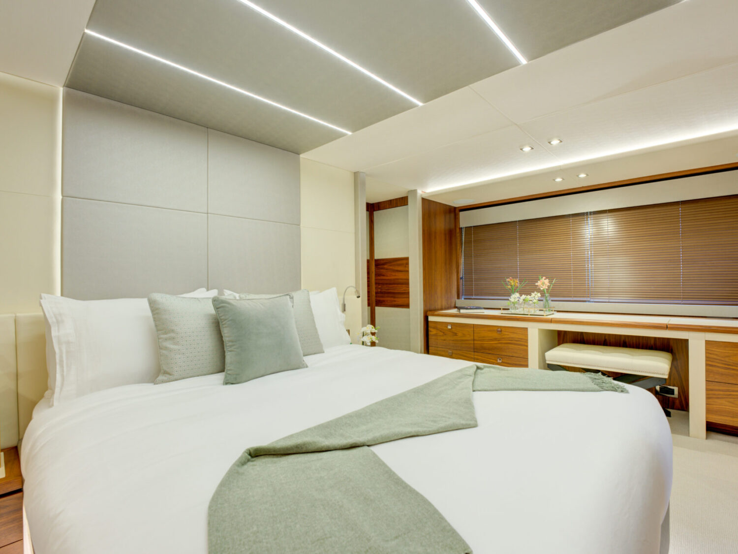 Mikel Angelo yacht charter 32