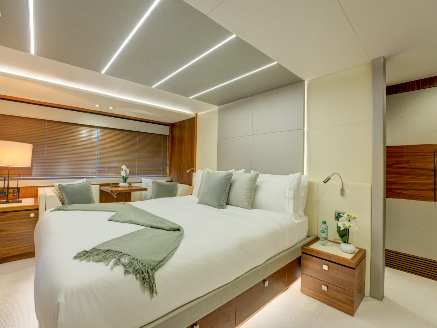 Mikel Angelo yacht charter 33