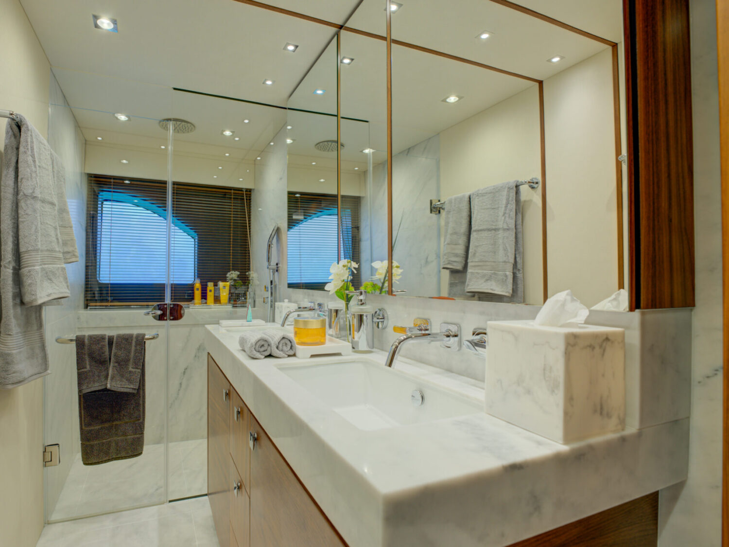Mikel Angelo yacht charter 34