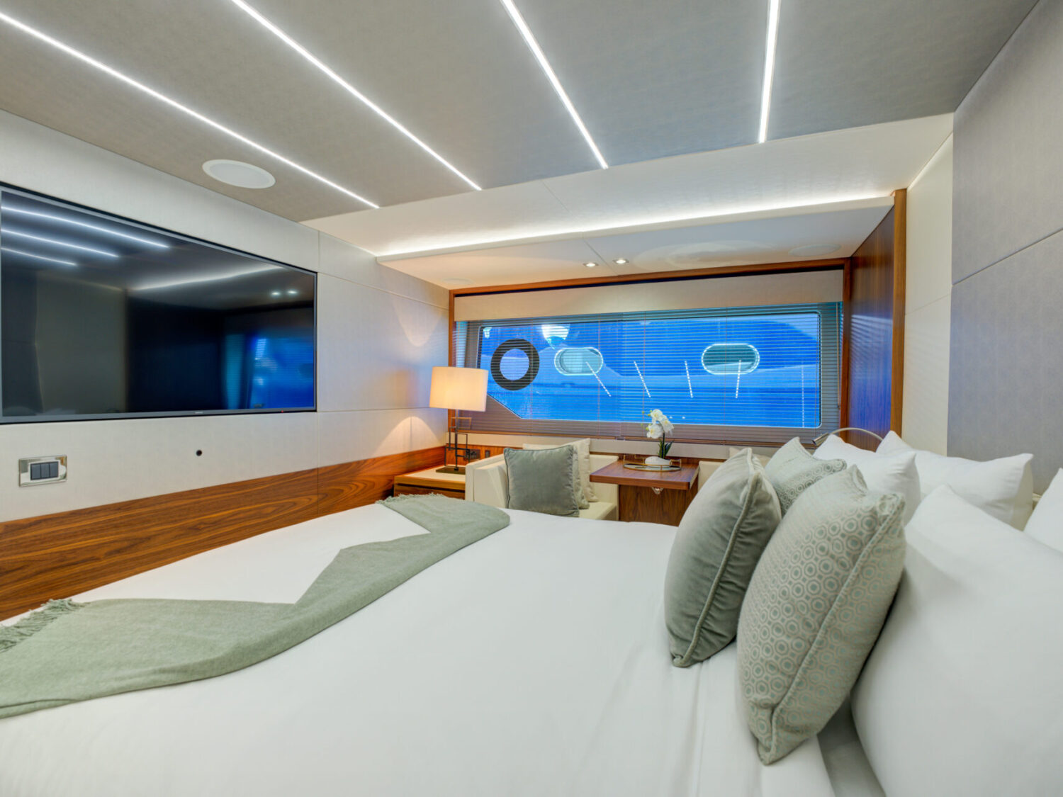 Mikel Angelo yacht charter 35