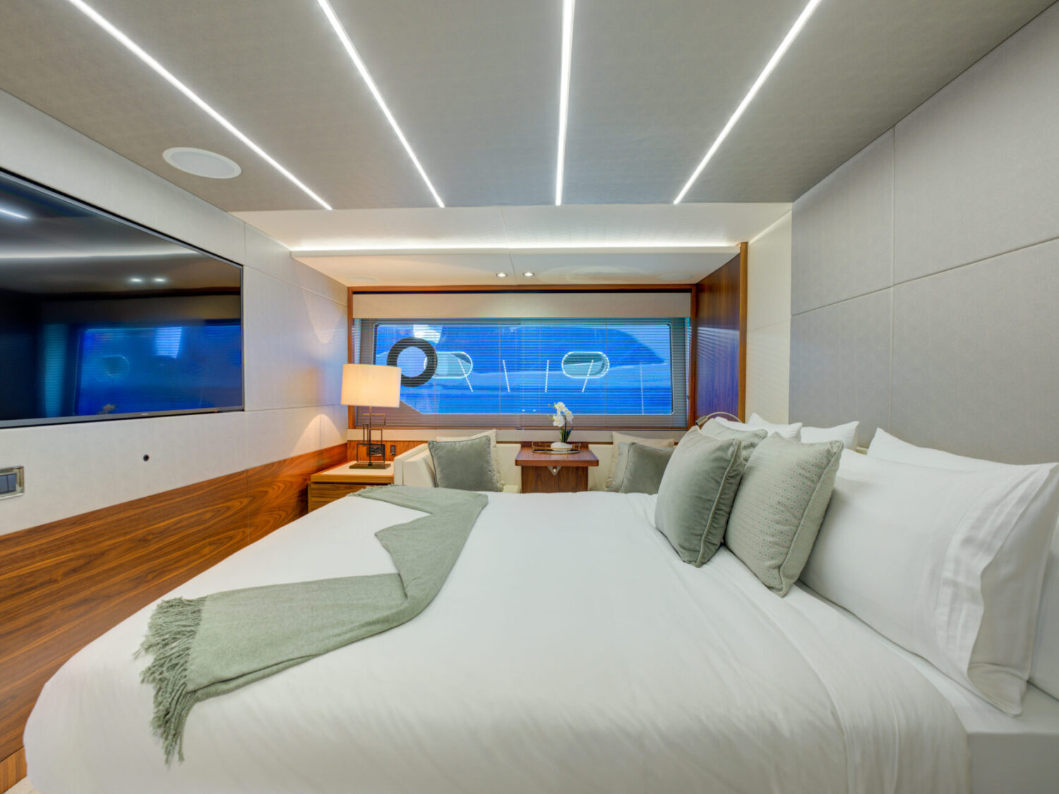 Mikel Angelo yacht charter 37