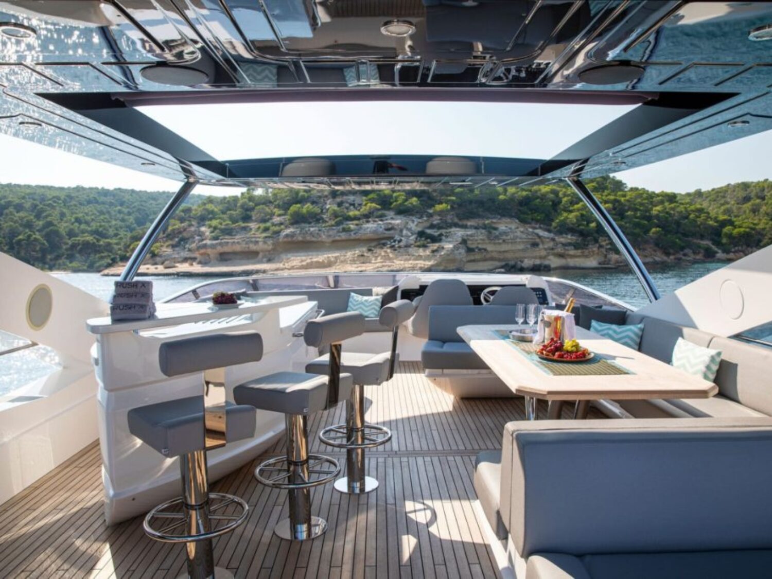 Motor-Yacht-Rush-X-for-charter-in-Mallorca-complete-view-of-flybridge-1024x683