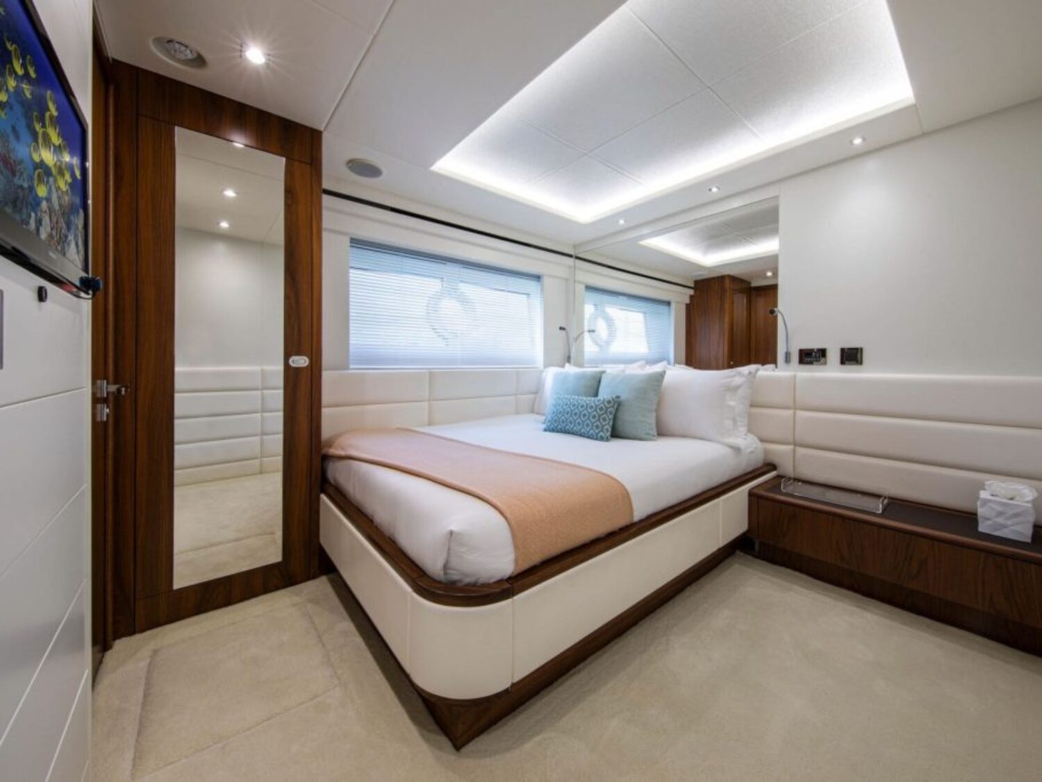 Motor-Yacht-Rush-X-for-charter-in-Mallorca-double-cabin-1024x683