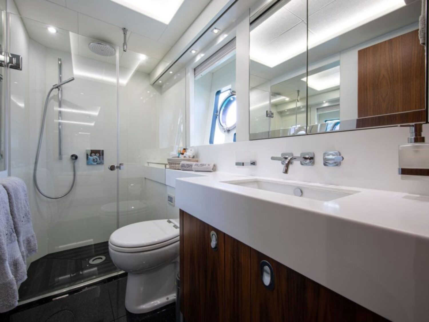 Motor-Yacht-Rush-X-for-charter-in-Mallorca-double-cabin-bathroom-1024x683