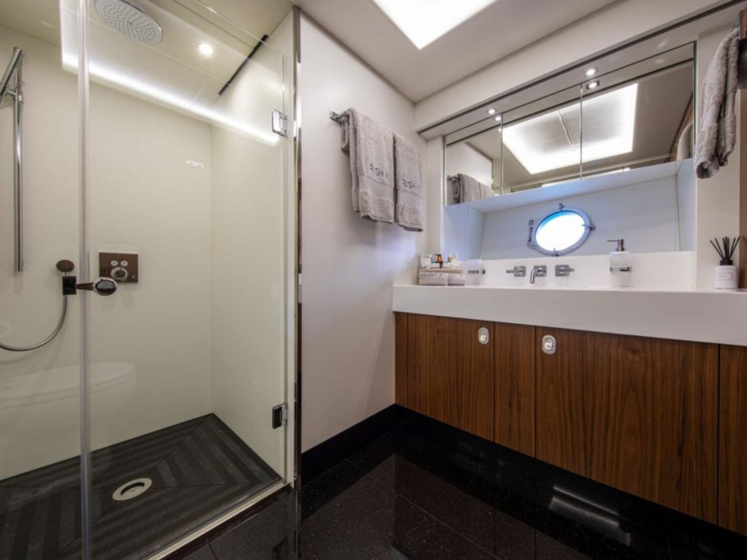 Motor-Yacht-Rush-X-for-charter-in-Mallorca-en-suite-bathroom-1024x683