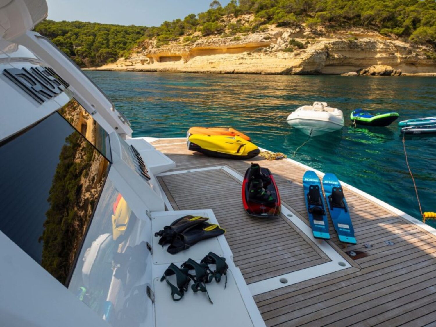 Motor-Yacht-Rush-X-for-charter-in-Mallorca-hydraulic-bathing-platform-1024x683