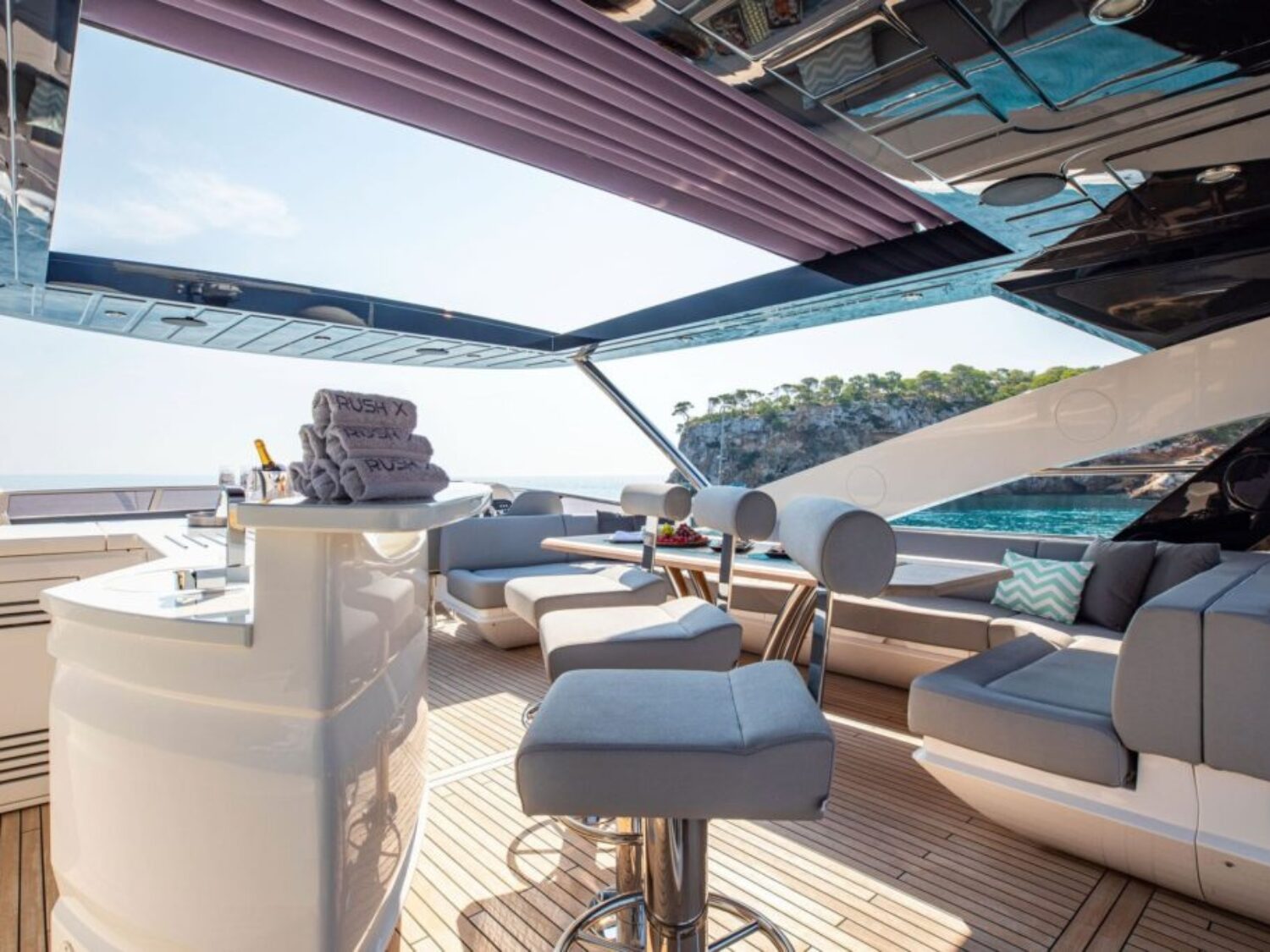 Motor-Yacht-Rush-X-for-charter-in-Mallorca-wet-bar-on-flybridge-1024x683