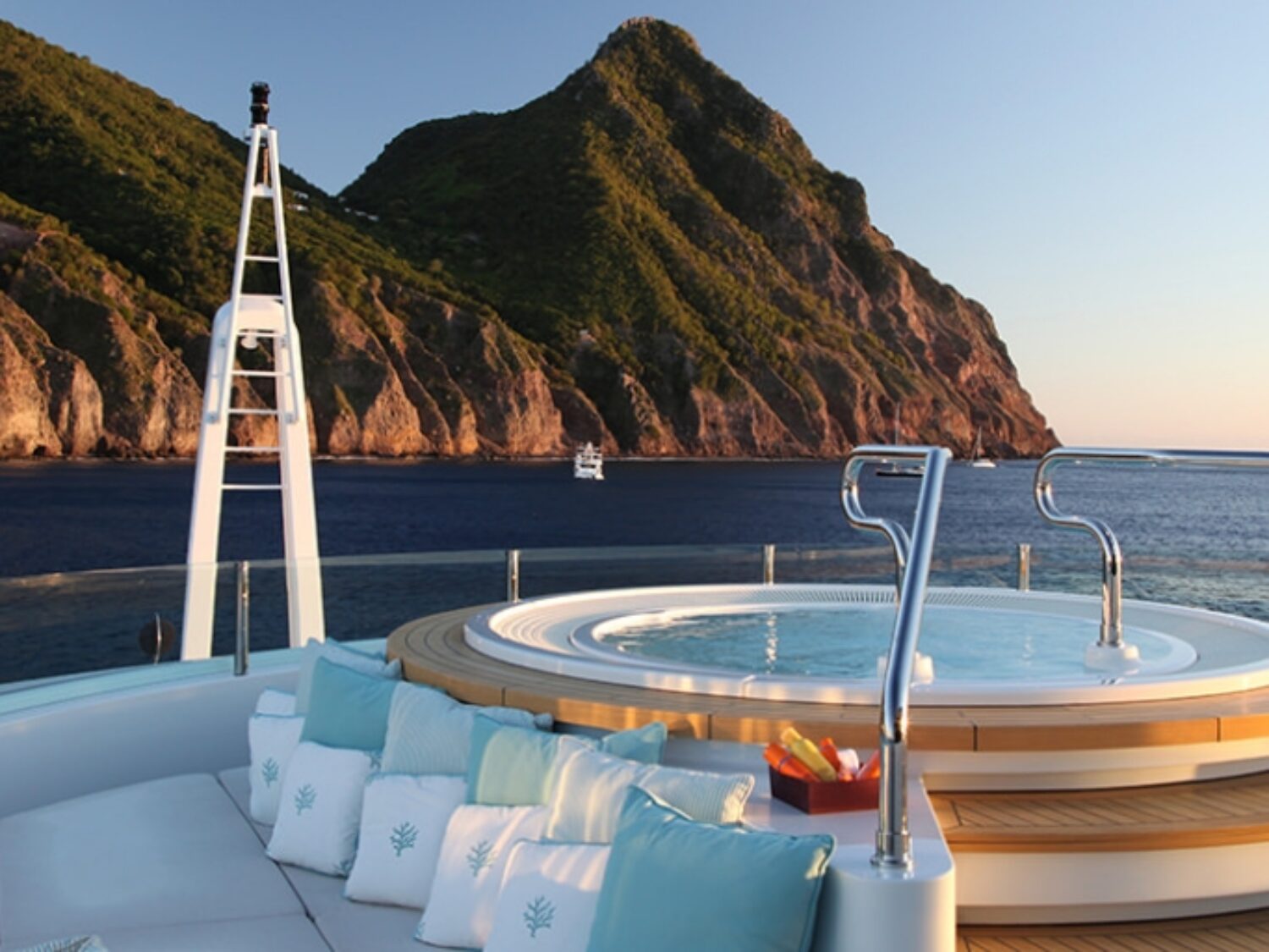 My-Maraya_yacht_by_Yachting-Concept__0001_2-1024x512