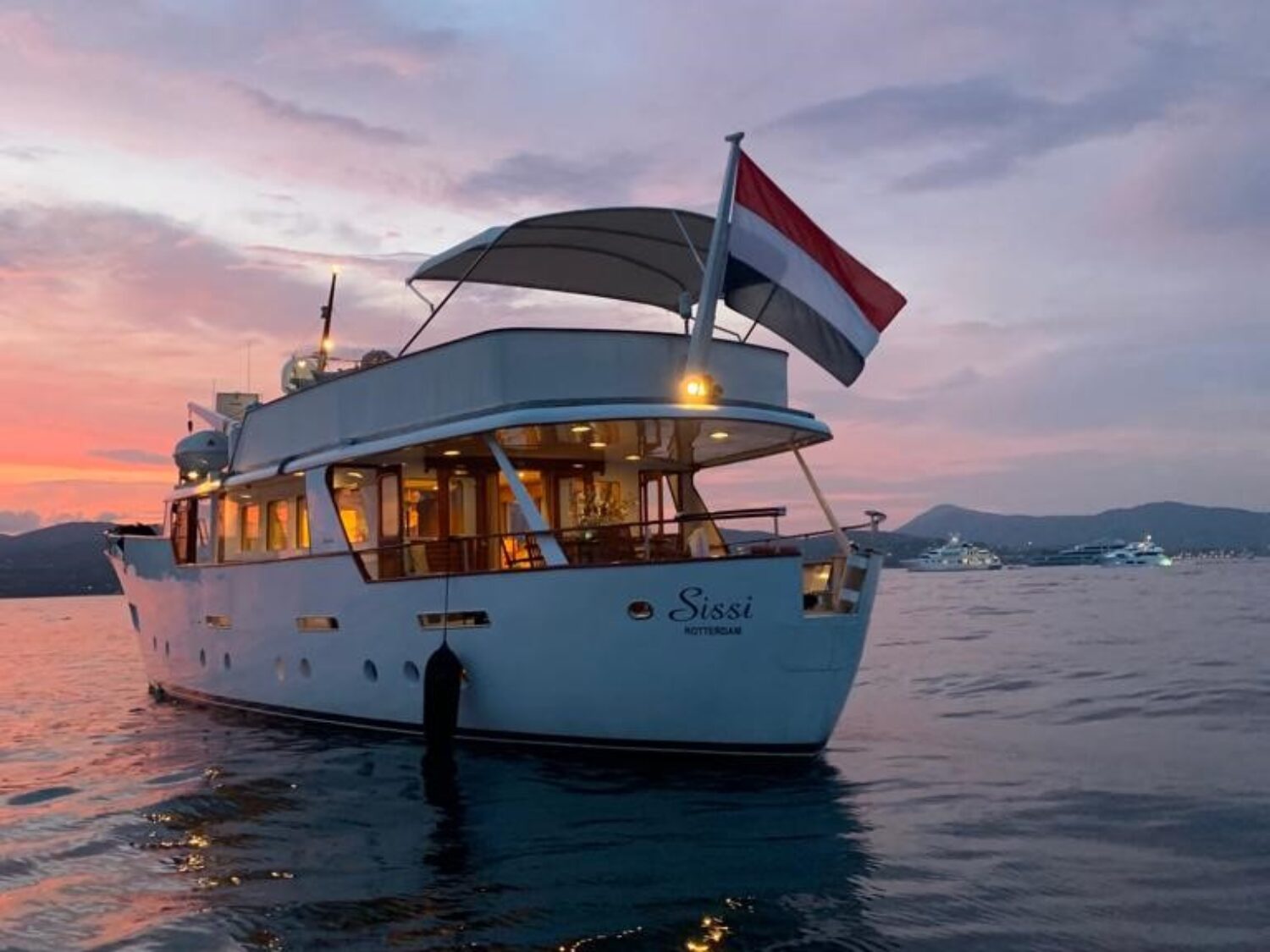 SISSI yacht charter 25