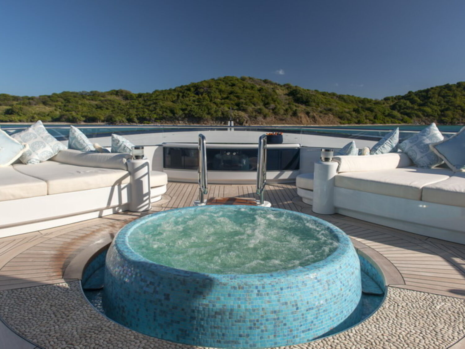 Solandge-24-Owners-deck-Jucuzzi-1