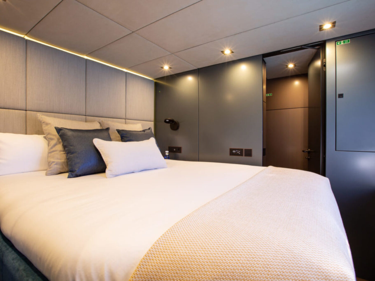 Sunreef-Catamaran-Sunbreeze-for-charter-in-Mallorca-1-1024x683