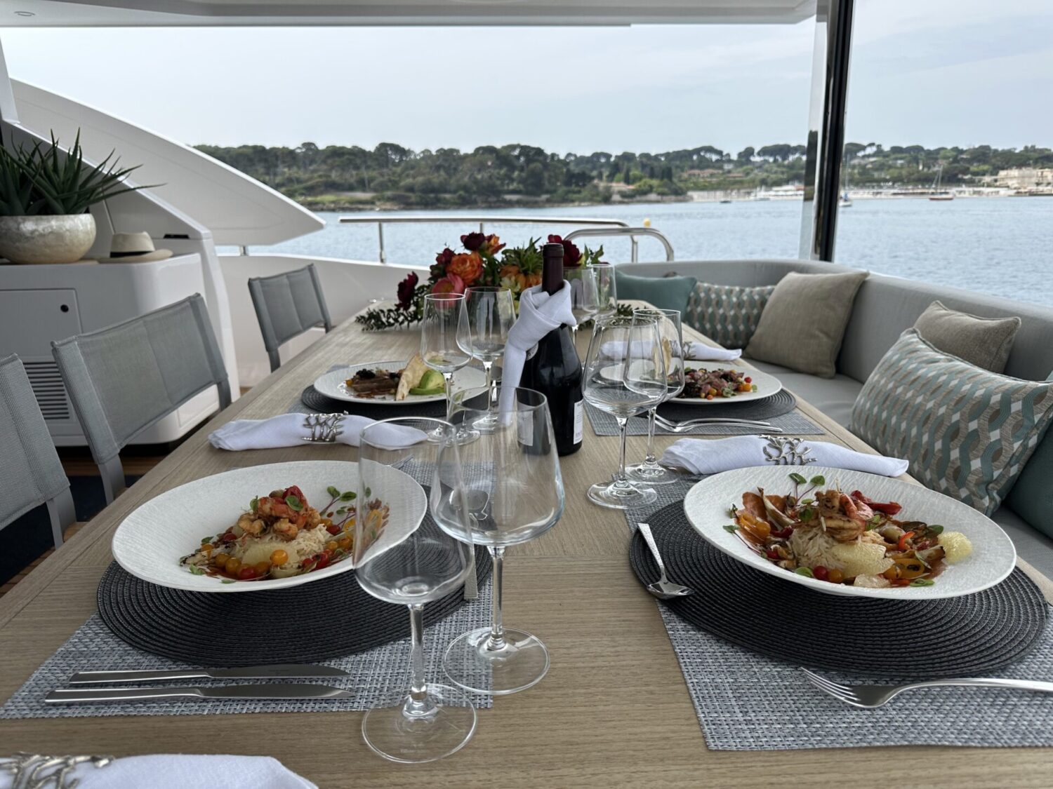 Wave - Azimut yacht charter 13
