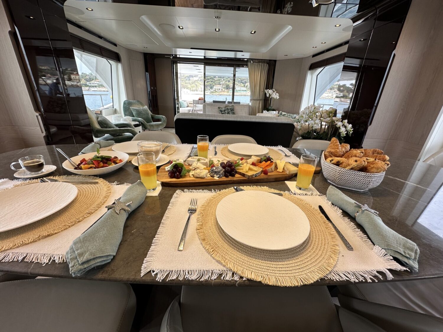 Wave - Azimut yacht charter 14