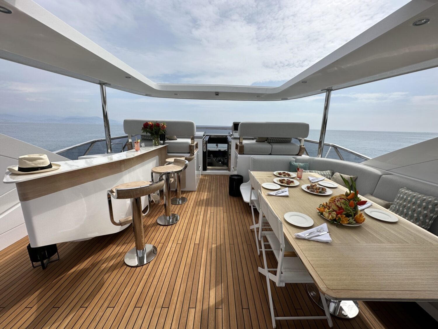 Wave - Azimut yacht charter 15