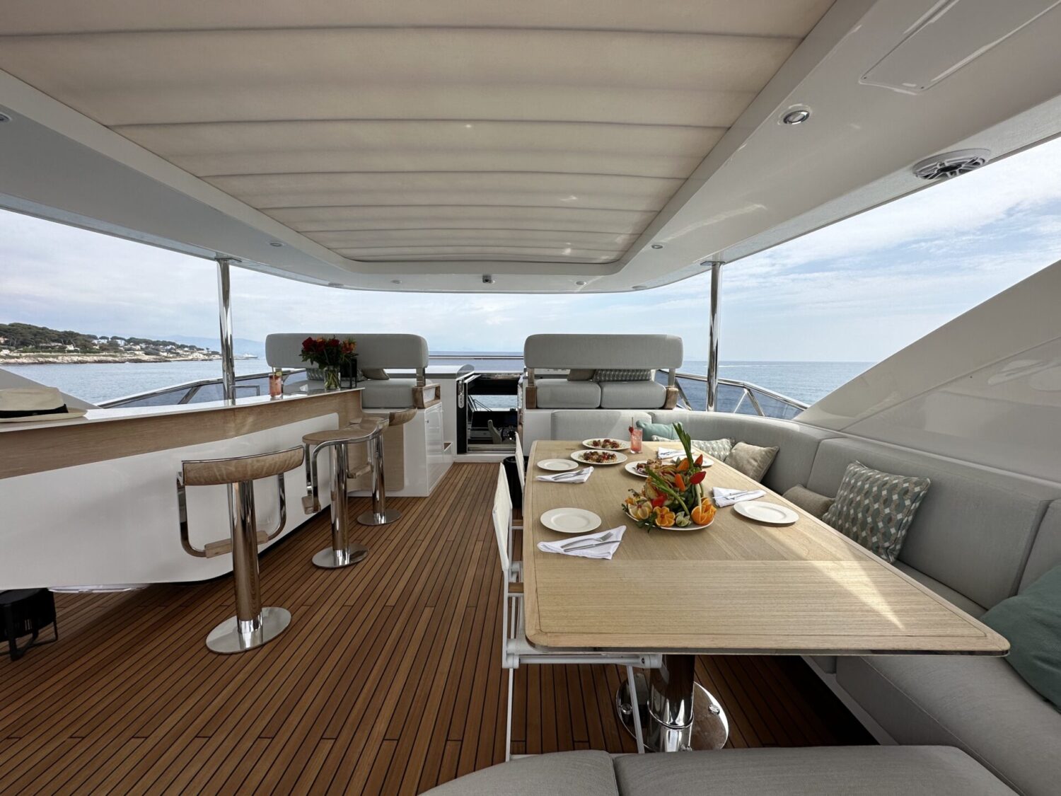 Wave - Azimut yacht charter 17