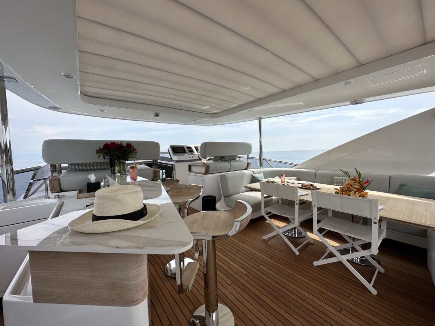 Wave - Azimut yacht charter 18