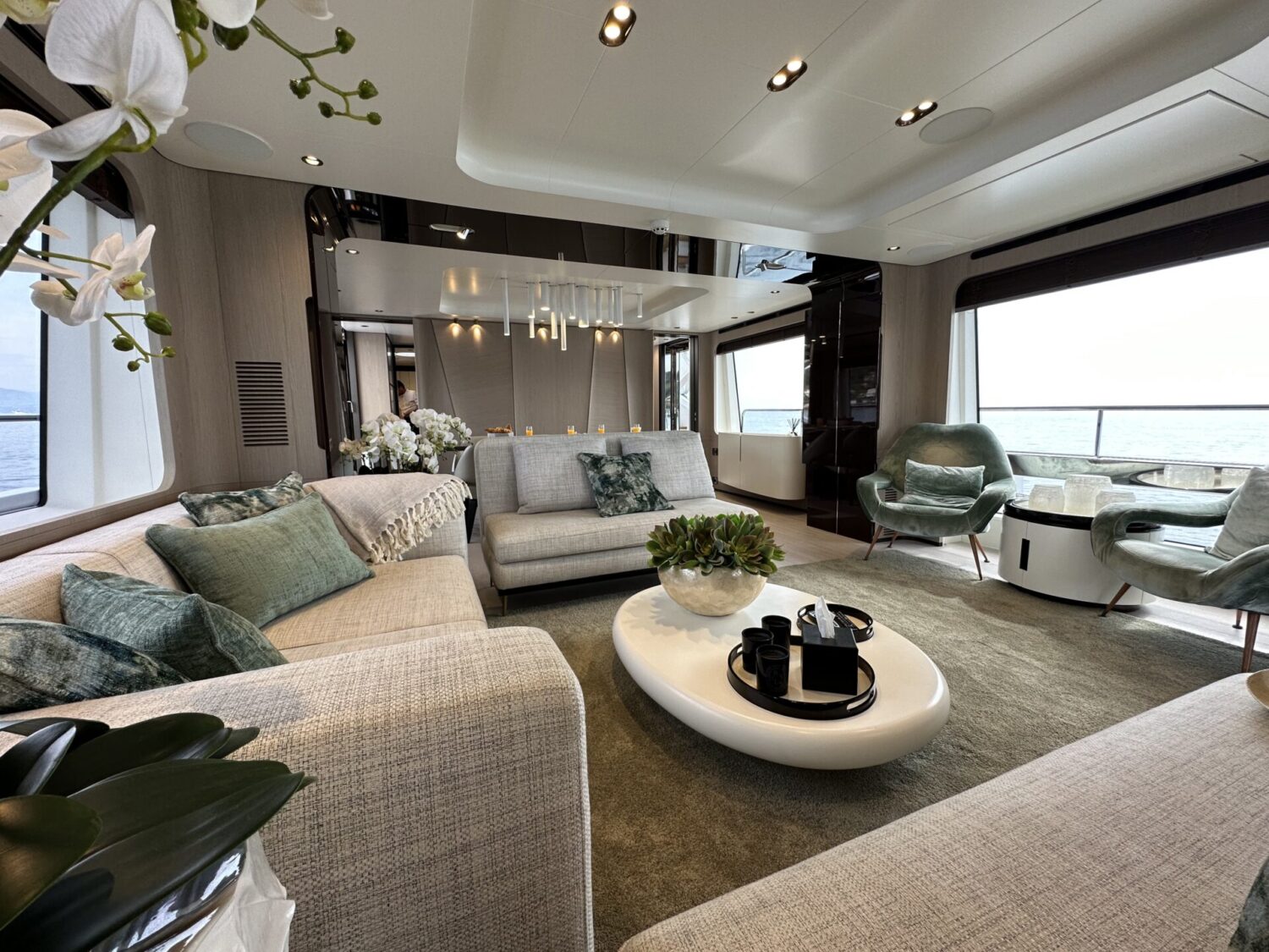 Wave - Azimut yacht charter 21