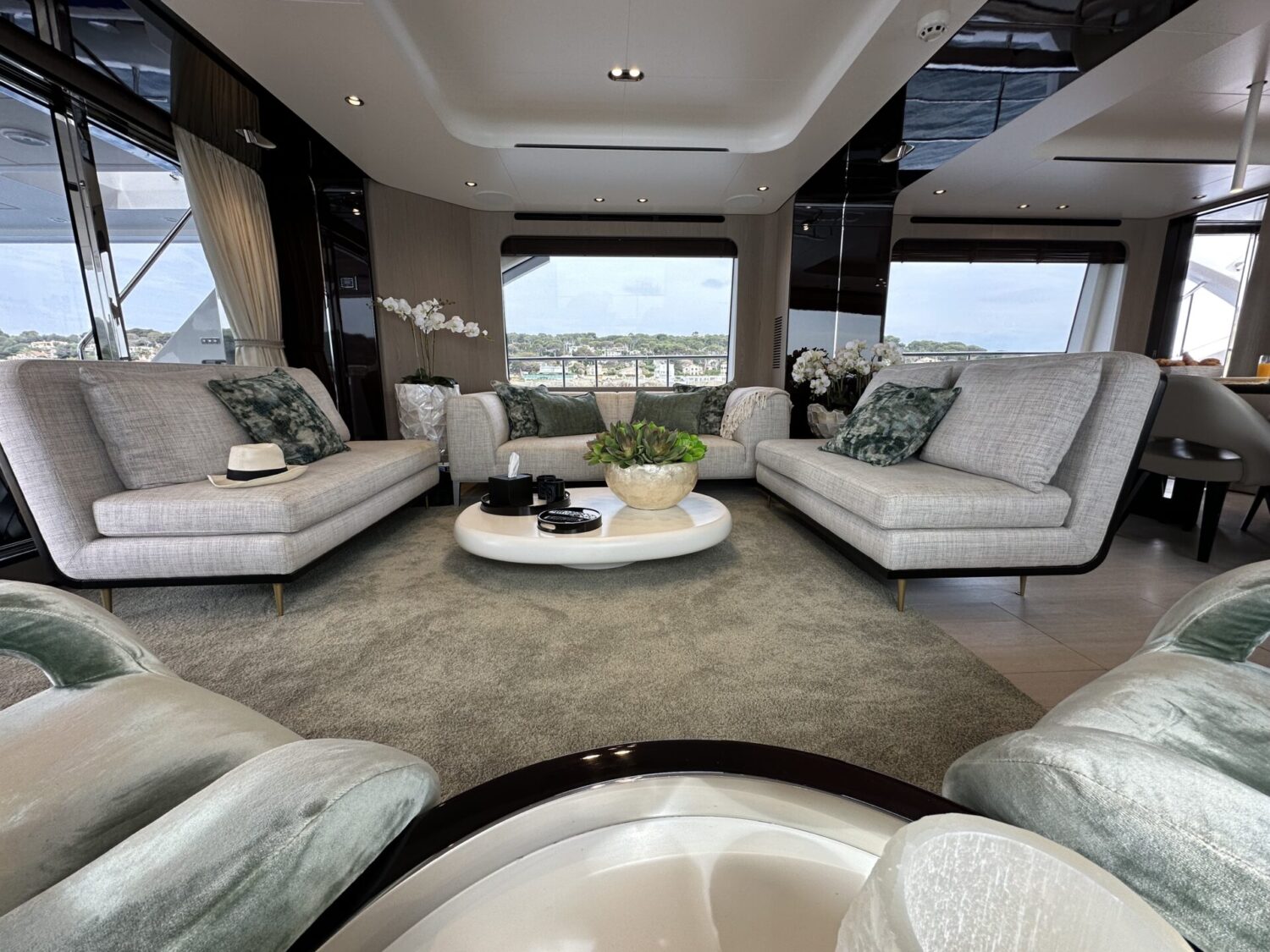 Wave - Azimut yacht charter 22