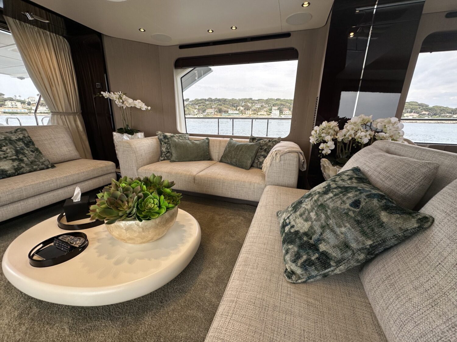 Wave - Azimut yacht charter 24