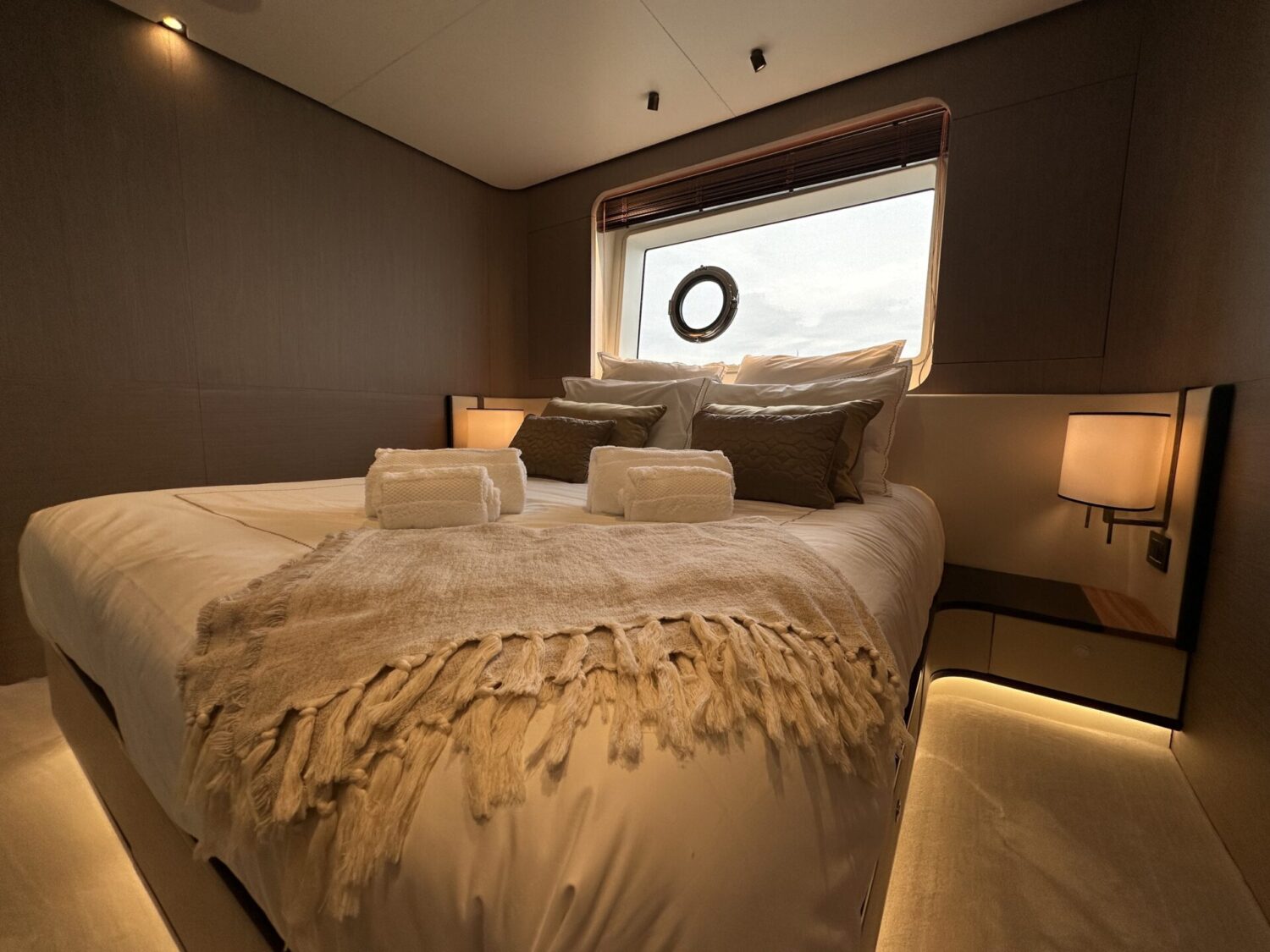 Wave - Azimut yacht charter 28