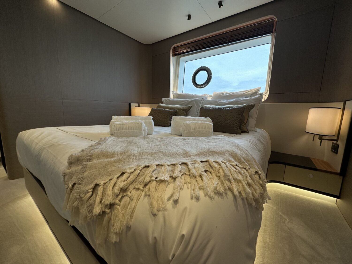 Wave - Azimut yacht charter 29