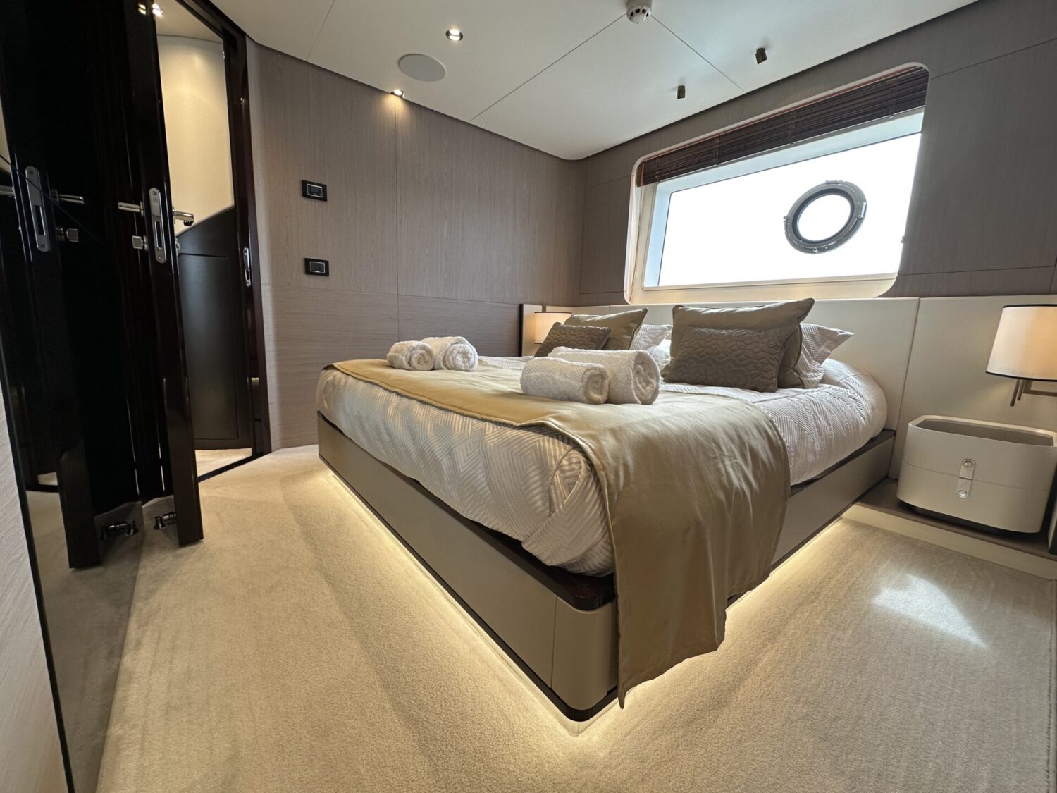 Wave - Azimut yacht charter 3