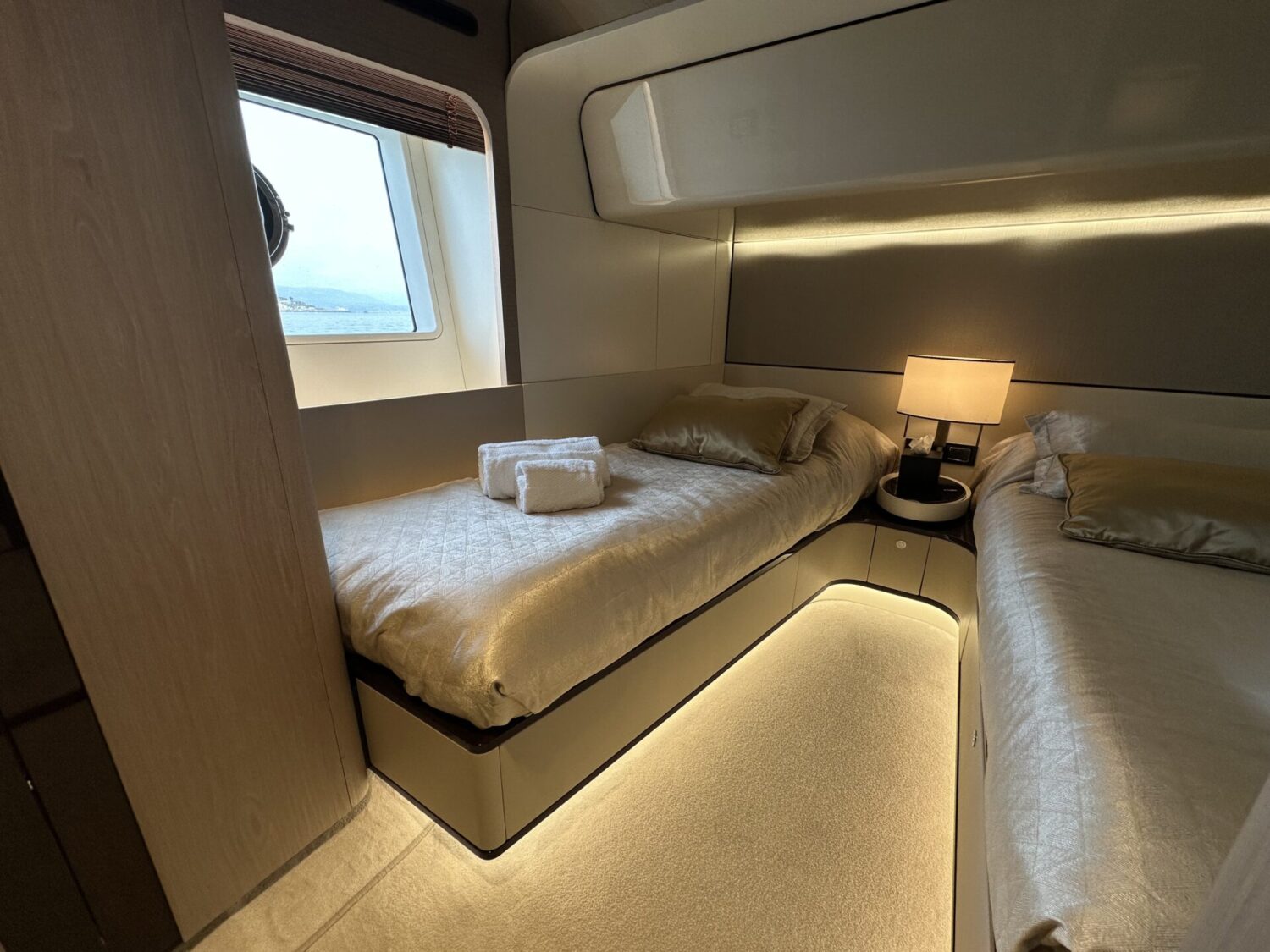 Wave - Azimut yacht charter 31