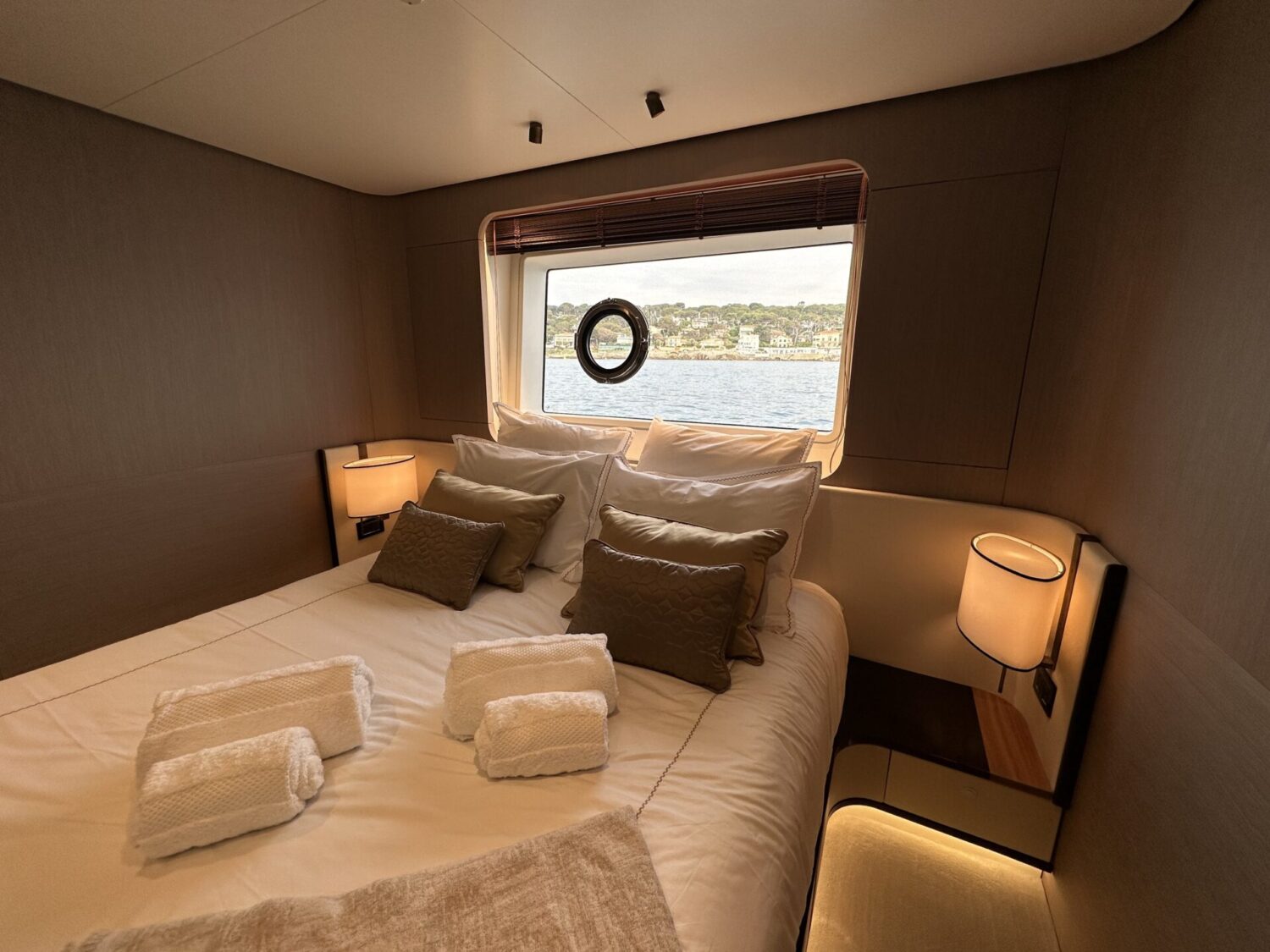 Wave - Azimut yacht charter 32