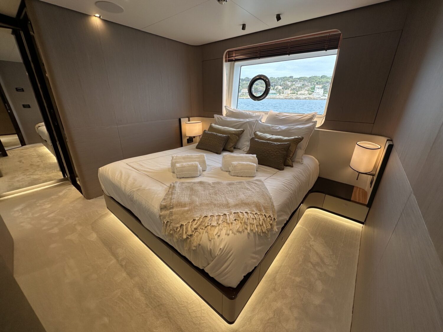 Wave - Azimut yacht charter 34
