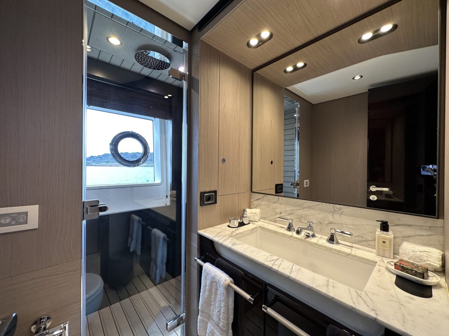 Wave - Azimut yacht charter 35