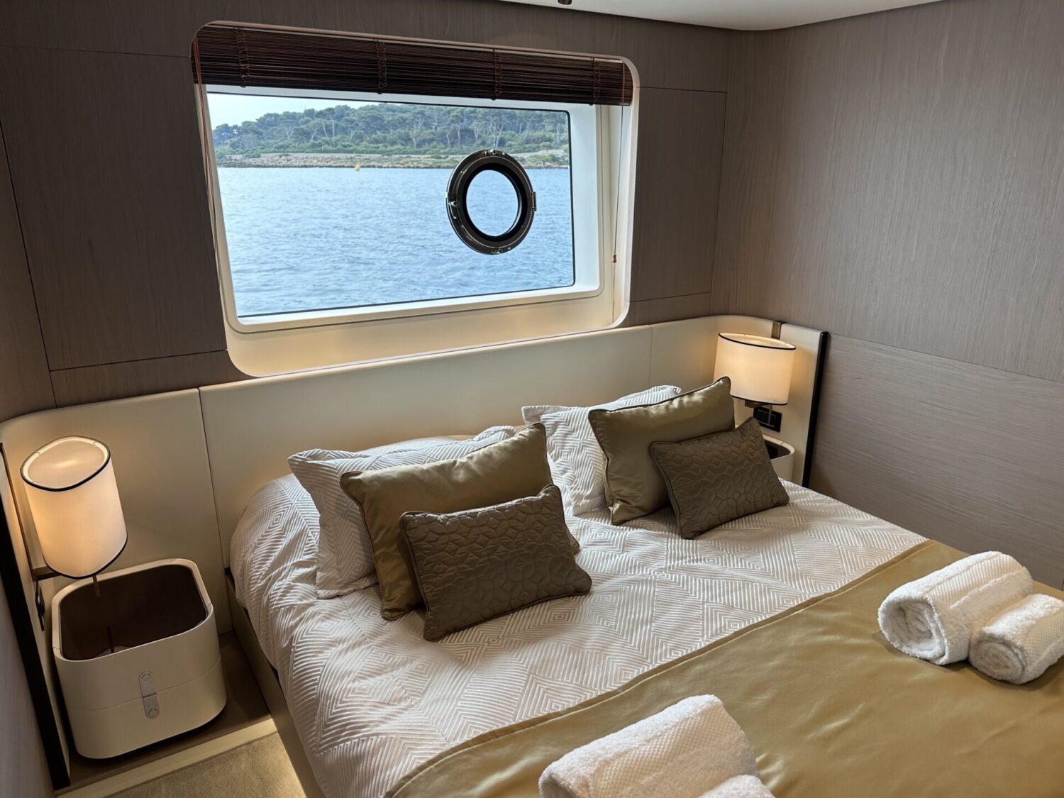 Wave - Azimut yacht charter 4