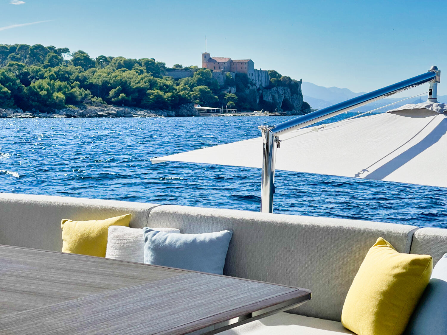 Wave - Azimut yacht charter 47