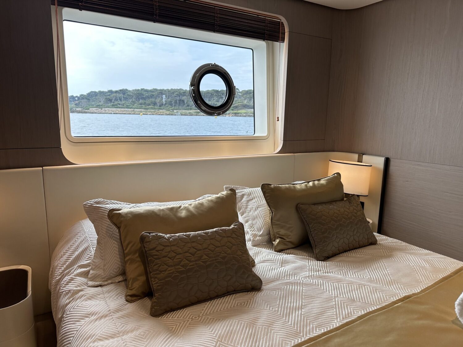 Wave - Azimut yacht charter 5