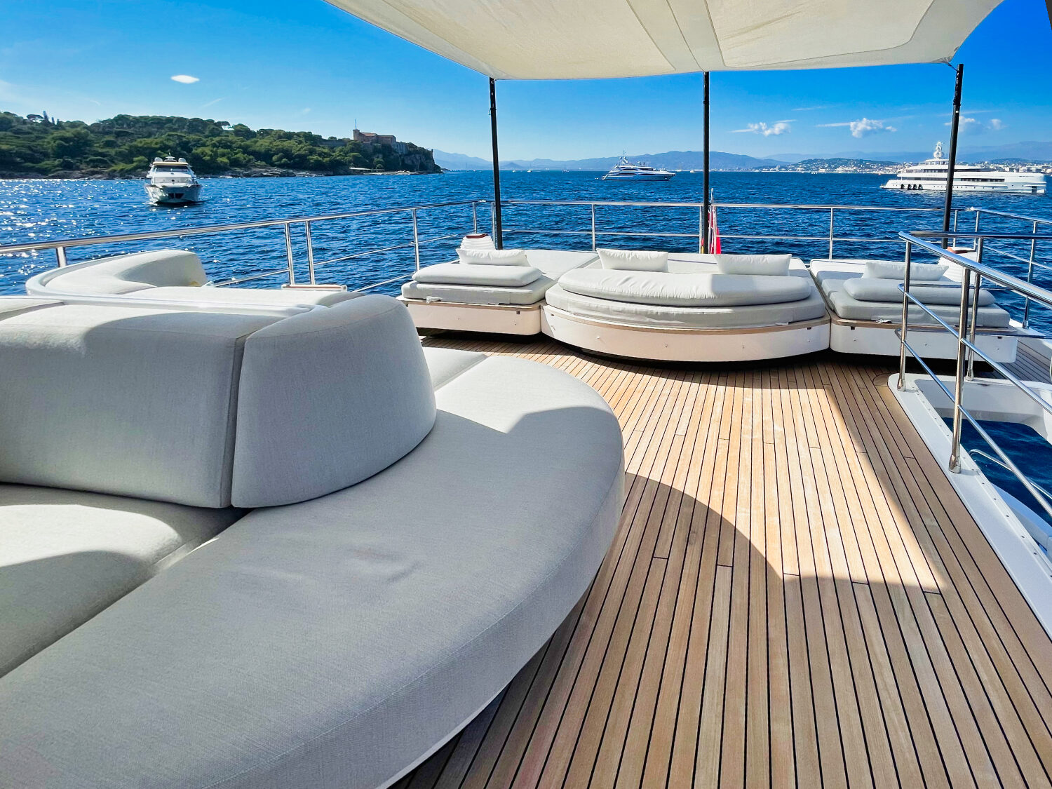 Wave - Azimut yacht charter 54