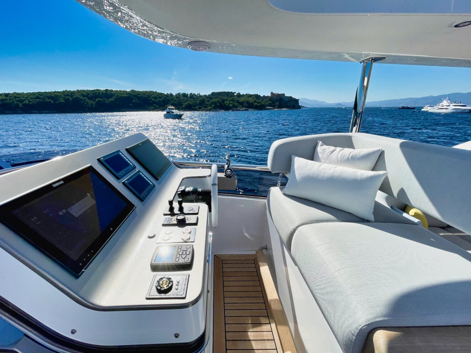 Wave - Azimut yacht charter 58