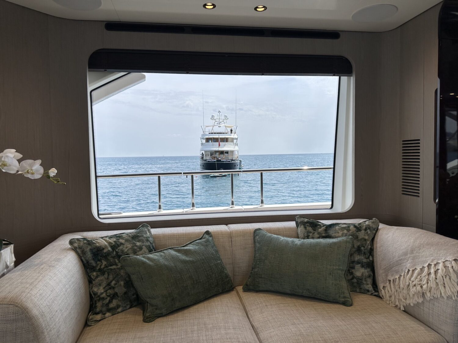 Wave - Azimut yacht charter 6