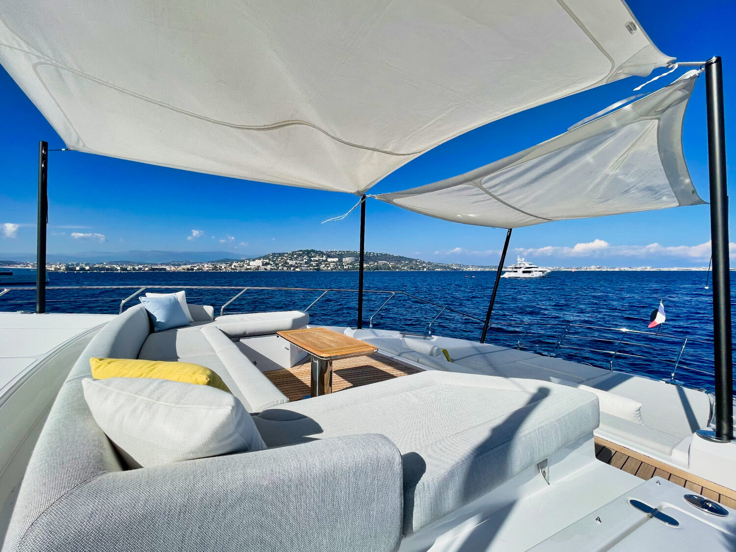 Wave - Azimut yacht charter 63