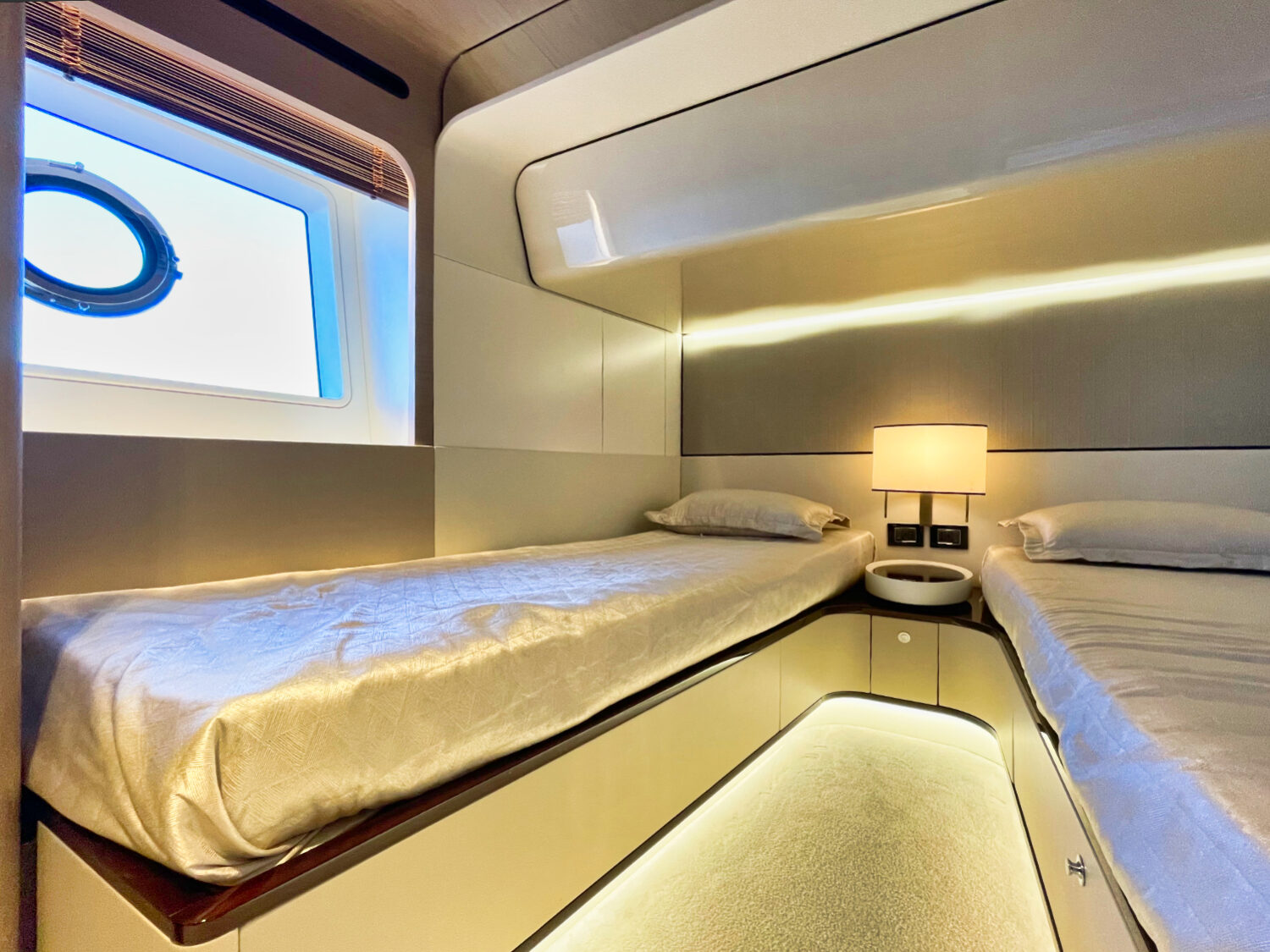 Wave - Azimut yacht charter 79